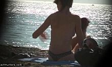 Spogliarellista bionda nudista sulla spiaggia!