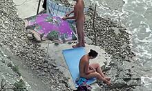 深色头发的业余爱好者在海滩上裸体