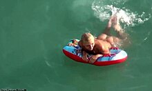 Si blonde dengan punggung buih memamerkan asetnya di dalam air