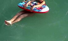 물속에서 자신의 자산을 자랑하는 버블 엉덩이 블론드