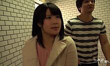 بالكاد فتاة يابانية قانونية خجولة جدا مع شخص غريب .