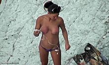 胸部丰满的硬邦邦辣妹在海滩上裸露身体