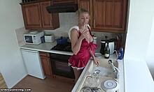 Roodharige blonde vriendin doet de afwas en ziet er geil uit