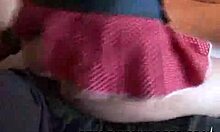 Ryšavá nafarbená baba v krátkej sukni, ktorá bude porušená