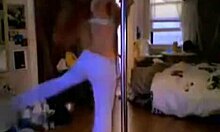 Εκπληκτική έφηβη με καμπύλες κουνιέται ενώ χορεύει κοντάρι στο δωμάτιό της