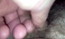 Passioneret kæreste får fingret sin behårede muffe