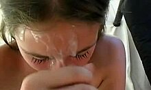 Teenagekæresten får sin ansigt cremet for første gang