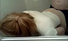 Stjålet husvideo avslører blond tenåringsbabe som knuller på badet