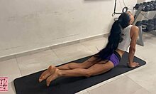 Reparatøren tilfredsstiller Latina milfs seksuelle lyster efter hendes varme yogasession