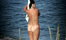 عارية الثدي الطبيعية تظهر جسدها على شاطئ العراة المهجور