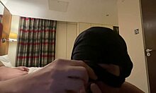 Amateur-Schwulenpaar genießt den Sex im Hotelzimmer