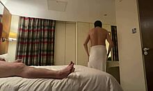 Coppia gay amatoriale gode del sesso in camera d'albergo