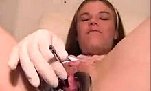 Tuhma hottie näyttää pillunsa tässä lähikuvassa lääketieteellisessä fetissivideossa