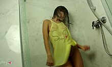 Артси-фартси соло видео у којем се појављује њена тамнокоса девојка аматер