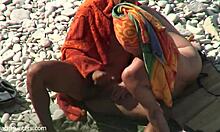 Зрели пар ужива у воајерском видеу на нудистичкој плажи