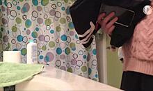 Rosszcsont szőke csaj mutatja sápadt testét a zuhany alatt