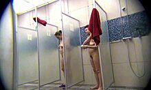 Gadis-gadis mandi memperlihatkan tubuh mereka di dalam pancuran
