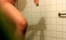 בחורה מדהימה מראה את הפטמה הצמודה שלה במקלחת