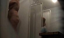 Nagy meztelen nő zuhanyozik a hatalmas testével az első kamerában