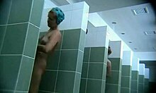 Seorang gadis seksi yang berkulit coklat memamerkan pantat telanjangnya di bawah pancuran shower