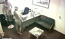 Egy szőke irodai dolgozó szexel a jó adottságokkal rendelkező partnerével az irodában