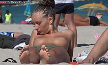 แฟนสาวผิวสีแทนแสดงหน้าอกของเธอบนชายหาดเปลือยกายในรูปแบบ HD