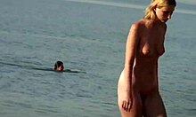 가슴 큰 금발녀가 누디스트 해변에서 물건을 하고, 뜨거운 모습을 보여줘