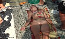Гладка мацка-нудистка показва тялото си, докато е гола