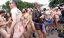 Chicas amateur muestran sus cuerpos desnudos durante el paseo en bicicleta desnuda en el mundo 2015 Brighton