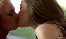 Două lesbiene excitate se sărută și își fac plăcere oral