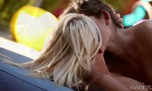 Kaksi kiimainen lesboa suutelevat ja suullisesti miellyttävät toisiaan