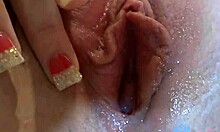Remaja menggunakan vibrator pada vaginanya sebelum dientot