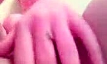 Adolescenta drăguță se dezbracă și își dă cu degetele pizda