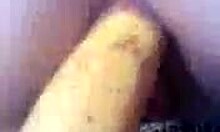 Poikaystävä laittaa banaanin ex-tyttöystävänsä pilluun