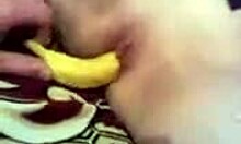 Poikaystävä laittaa banaanin ex-tyttöystävänsä pilluun