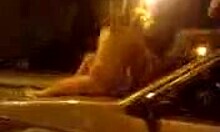 Des Russes ivres conduisent des mecs nus sur leur voiture