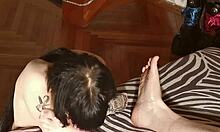 Svůdná žena si užívá foot fetish se svým tchánem