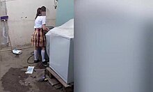 Felfedezem a vonzó egyetemista korú mostohalányomat, aki otthon mossa a fehérneműjét
