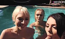 Jovencitas dando placer oral en una piscina