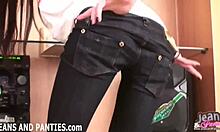 Video fatto in casa di una sexy teenager in jeans neri attillati e mutandine.