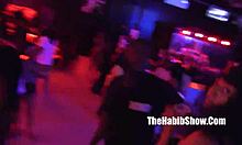 Misty Stones tüzes előadása egy sztriptízklubban fülledt tánccal és csábító mozdulatokkal