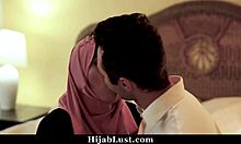 Mlada deklica v hidžabu zapelje ljubimca svoje mačehe in ga prepriča v seks z njo - Hijab:lust