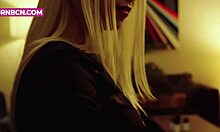 Piersiasta blondynka nastolatka z umiejętnościami fortepianowymi oddaje się solowej, hardcore'owej masturbacji