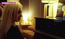 Una giovane bionda prosperosa con abilità di pianoforte si concede una masturbazione hardcore da sola