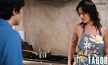 Сири Даль и Рикис занимаются домашним анальным приключением на кухне