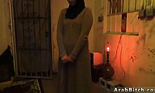 Des copines adolescentes explorent leur sexualité dans des maisons de putes afghanes faites maison