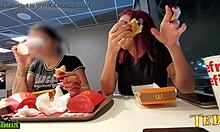 Două femei excitate sexual își expun sânii în timp ce iau masa la McDonalds - cu un înger cu cerneală profesională