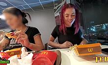 Две сексуално възбудени жени разкриват гърдите си, докато се хранят в Макдоналдс - с професионален ангел с мастило
