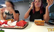 Dua wanita terangsang secara seksual mengekspos payudara mereka saat makan di McDonalds - menampilkan malaikat bertato profesional