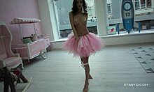 Prachtige amateur danseres plaagt in een roze tutu